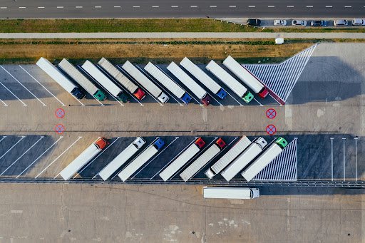 Transporter und Nutzfahrzeuge mieten: Diese Vertragsdetails sollten Sie vorab prüfen