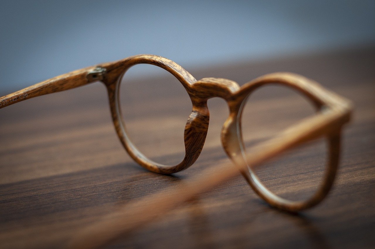 Augen auf beim Brillenkauf! Warum die Online-Brille oft die teurere Wahl ist
