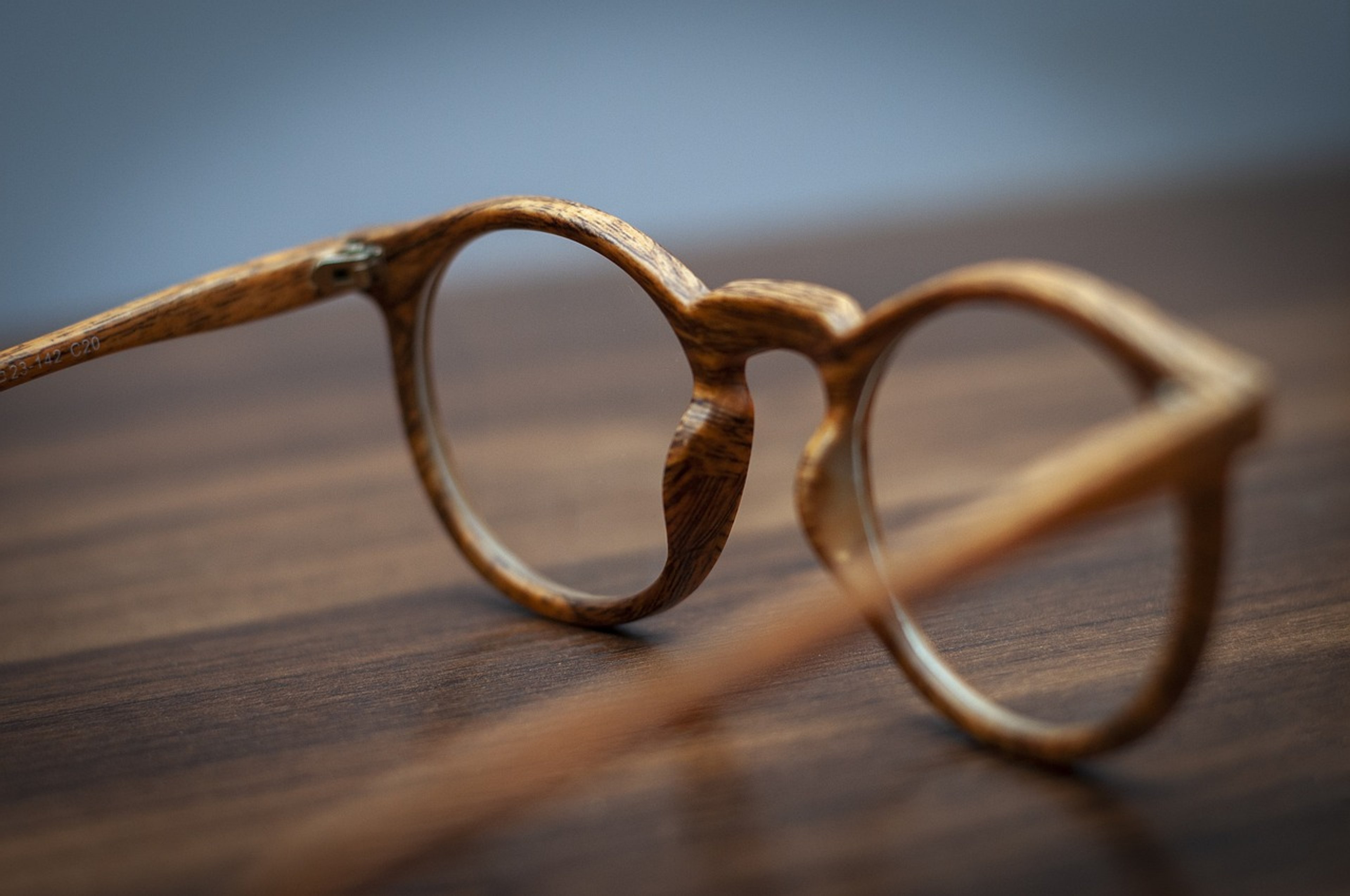 Augen auf beim Brillenkauf! Warum die Online-Brille oft die teurere Wahl ist