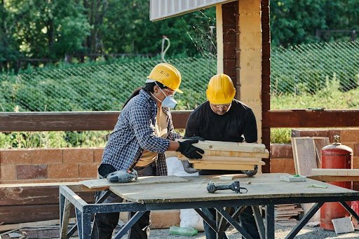 Sicherheit auf der Baustelle? Was private Bauherren über die Pflicht zur Schutzausrüstung wissen müssen