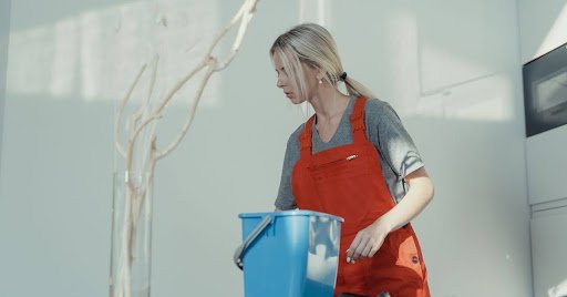 Gebäudereinigung beauftragen: Worauf Verbraucher und Unternehmen achten sollten
