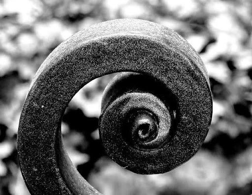 Handwerkskunst nach Maß – Worauf Sie bei der Beauftragung einer Kunstschmiede achten müssen