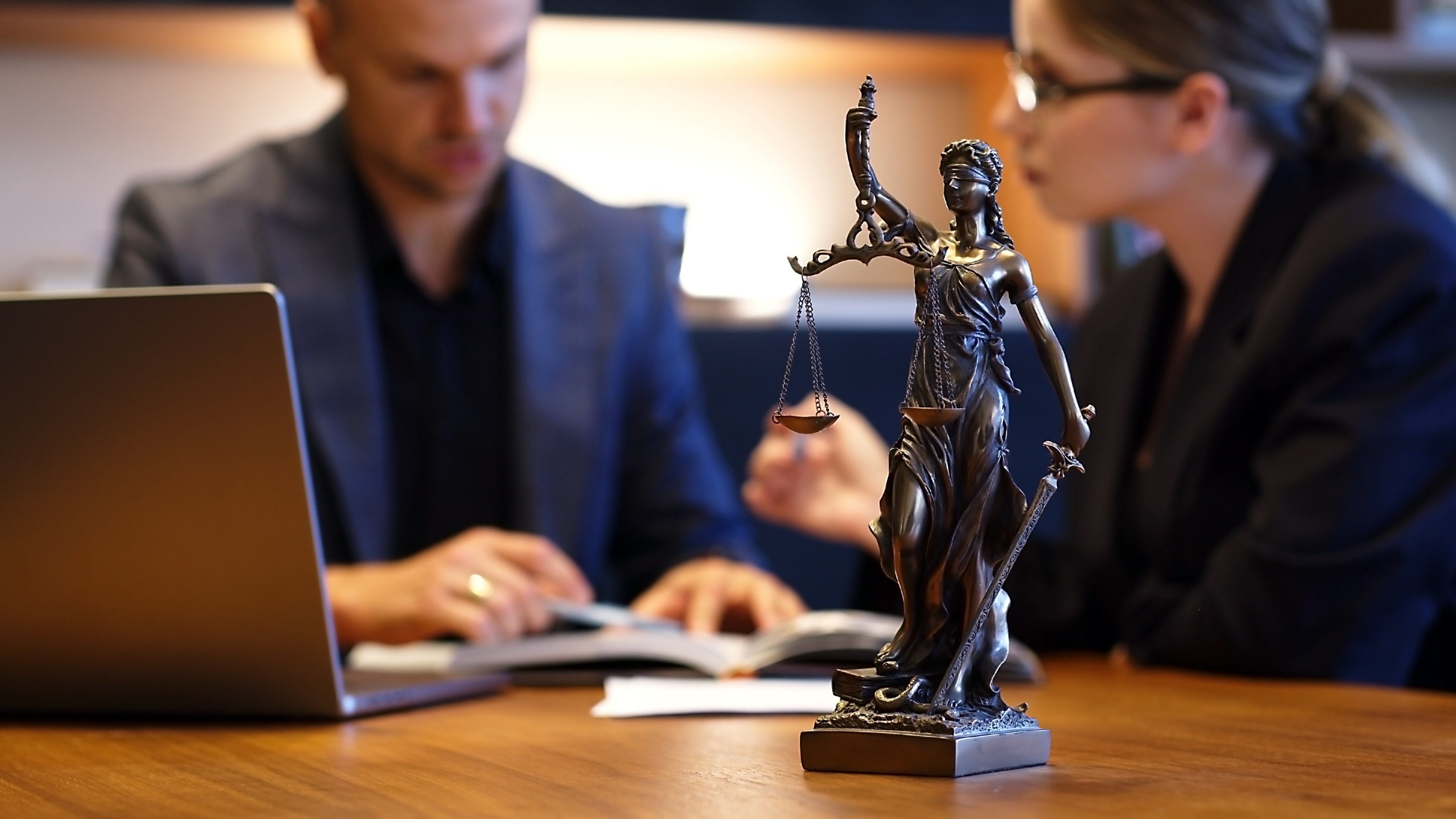 Wann sollte man einen Anwalt für Arbeitsrecht einschalten?