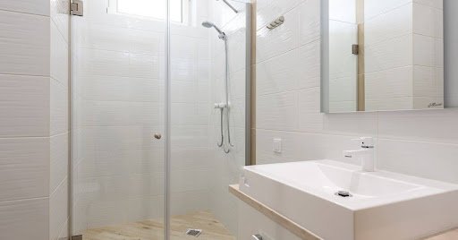 Glaserei in Frankfurt: Worauf Verbraucher bei Glasnotdienst, Duschkabinen und Fenstererneuerung achten sollten