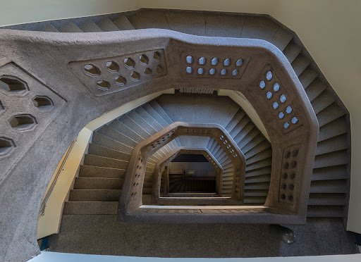 Treppe erhalten oder erneuern? Schäden richtig einordnen