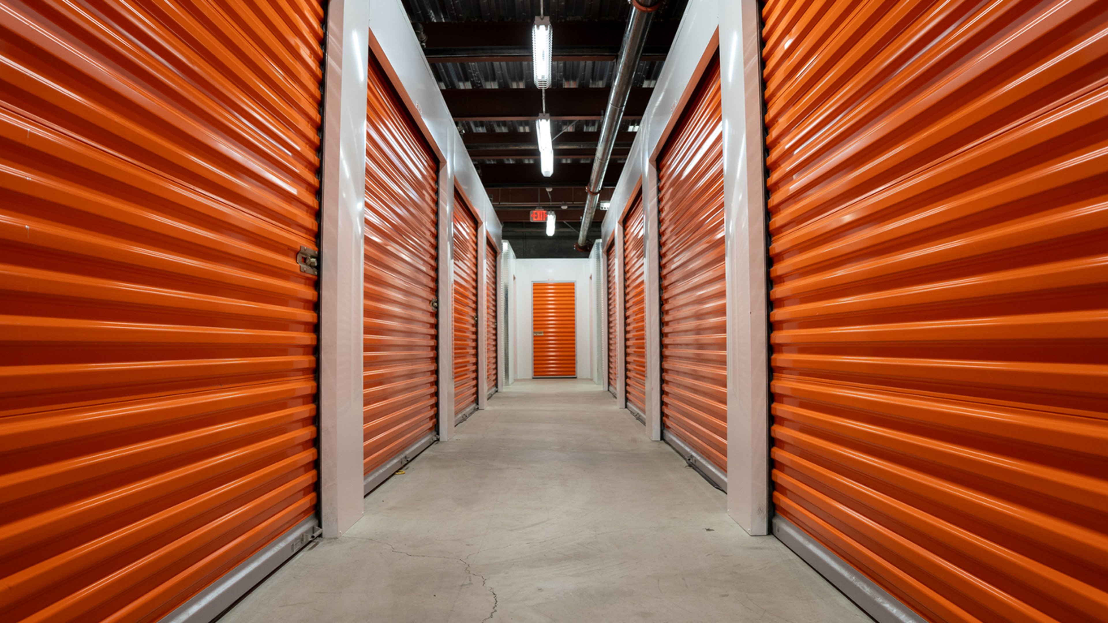 Sicher lagern, clever sparen: Worauf es bei der Wahl von Self-Storage-Anbietern ankommt