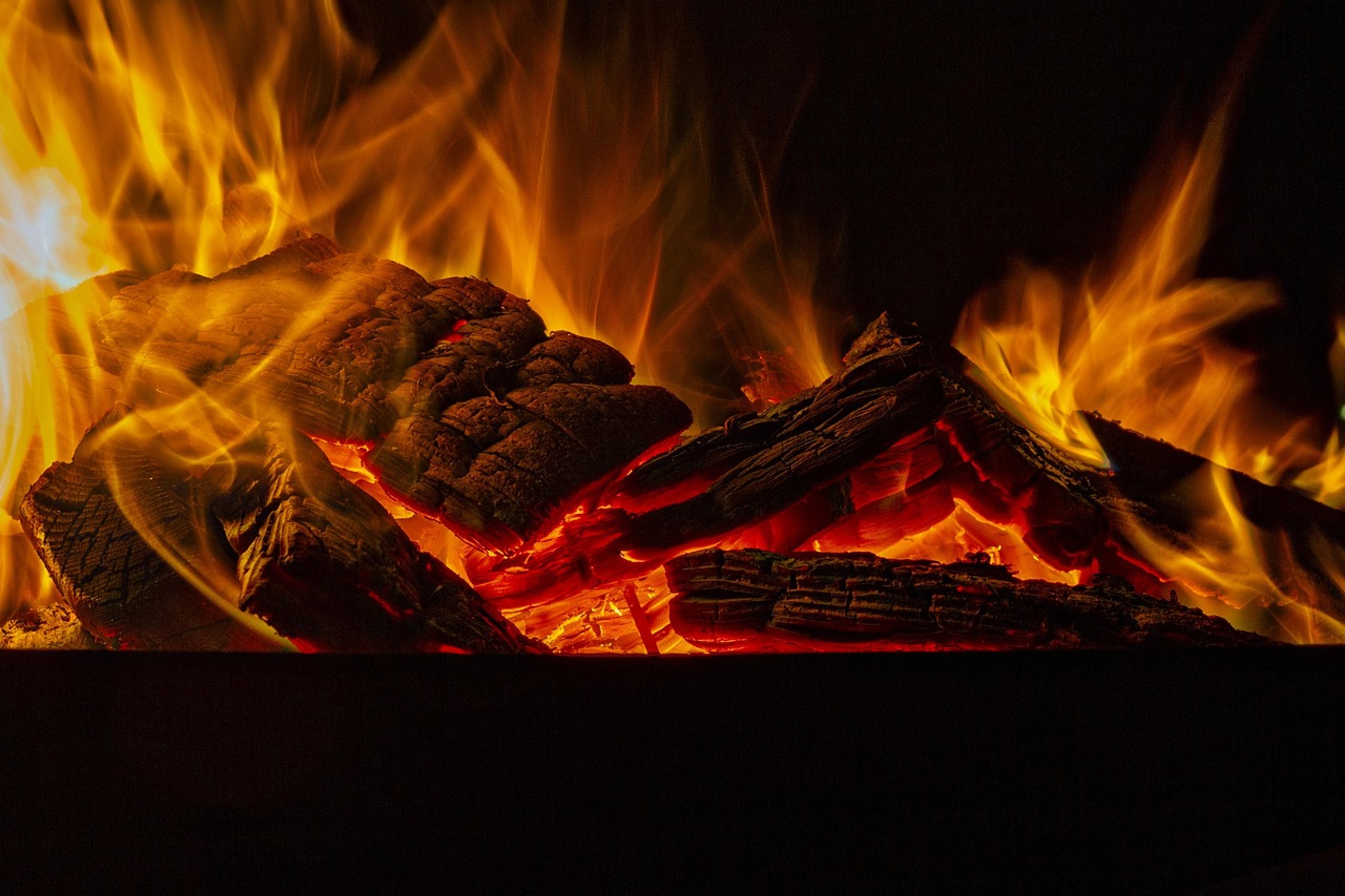 Holz, Pellets oder Gas? Neutraler Kosten-, Wartungs- und Emissionsvergleich für Kaminheizungen