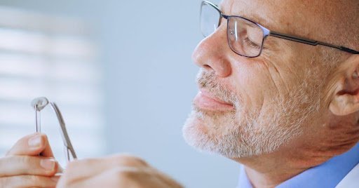 Hörgeräteversorgung Schritt für Schritt: Von der Abklärung bis zur Kostenfrage