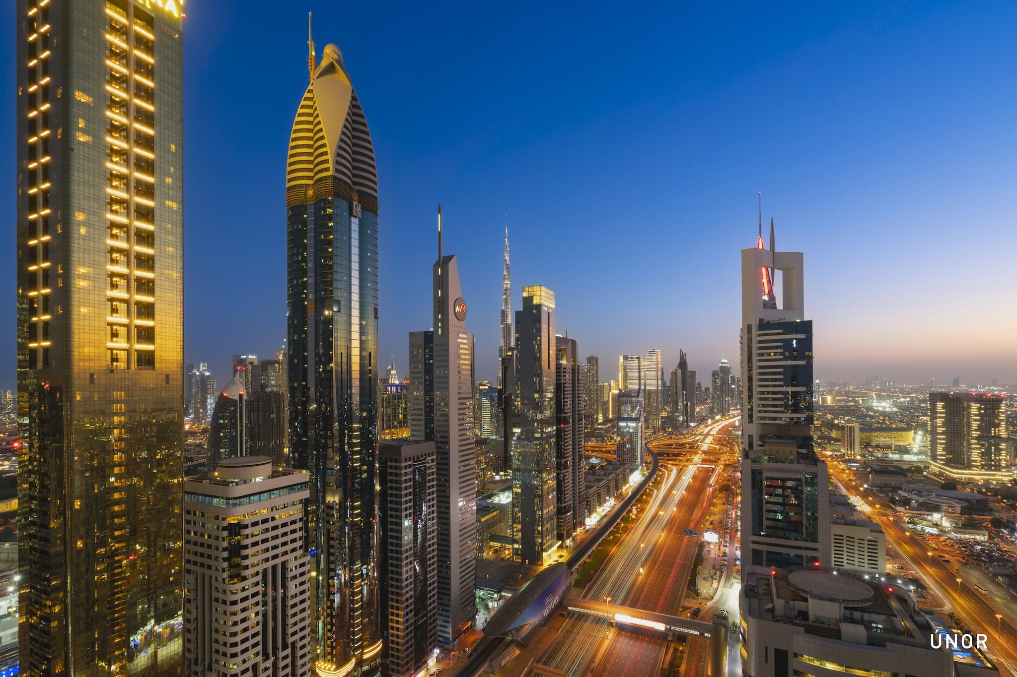 Únor: mrakodrapy centra a světelné stopy aut po setmění, Dubaj, Spojené arabské emiráty