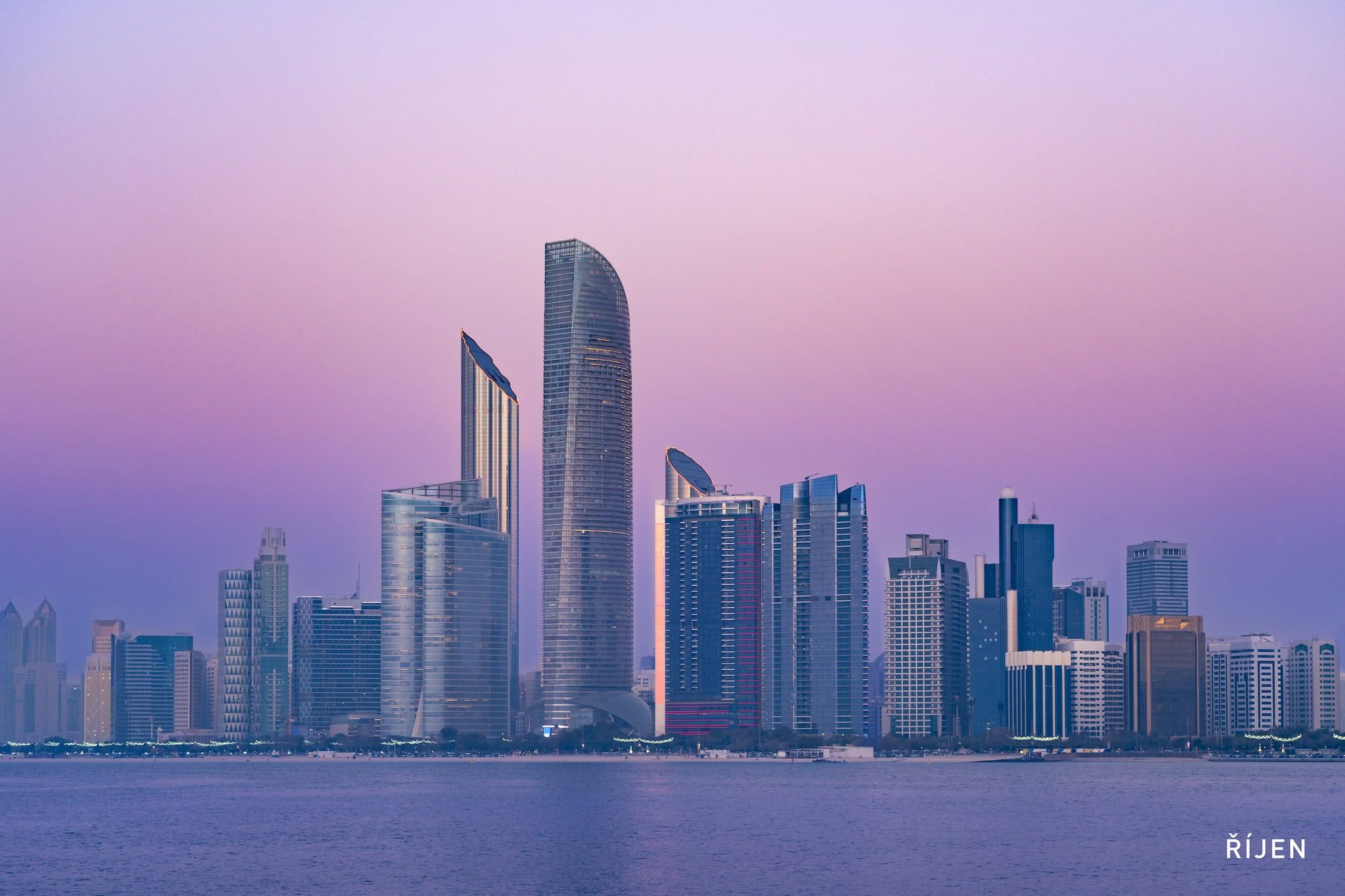 Říjen: panorama nábřeží za soumraku, Abú Zabí, Spojené arabské emiráty