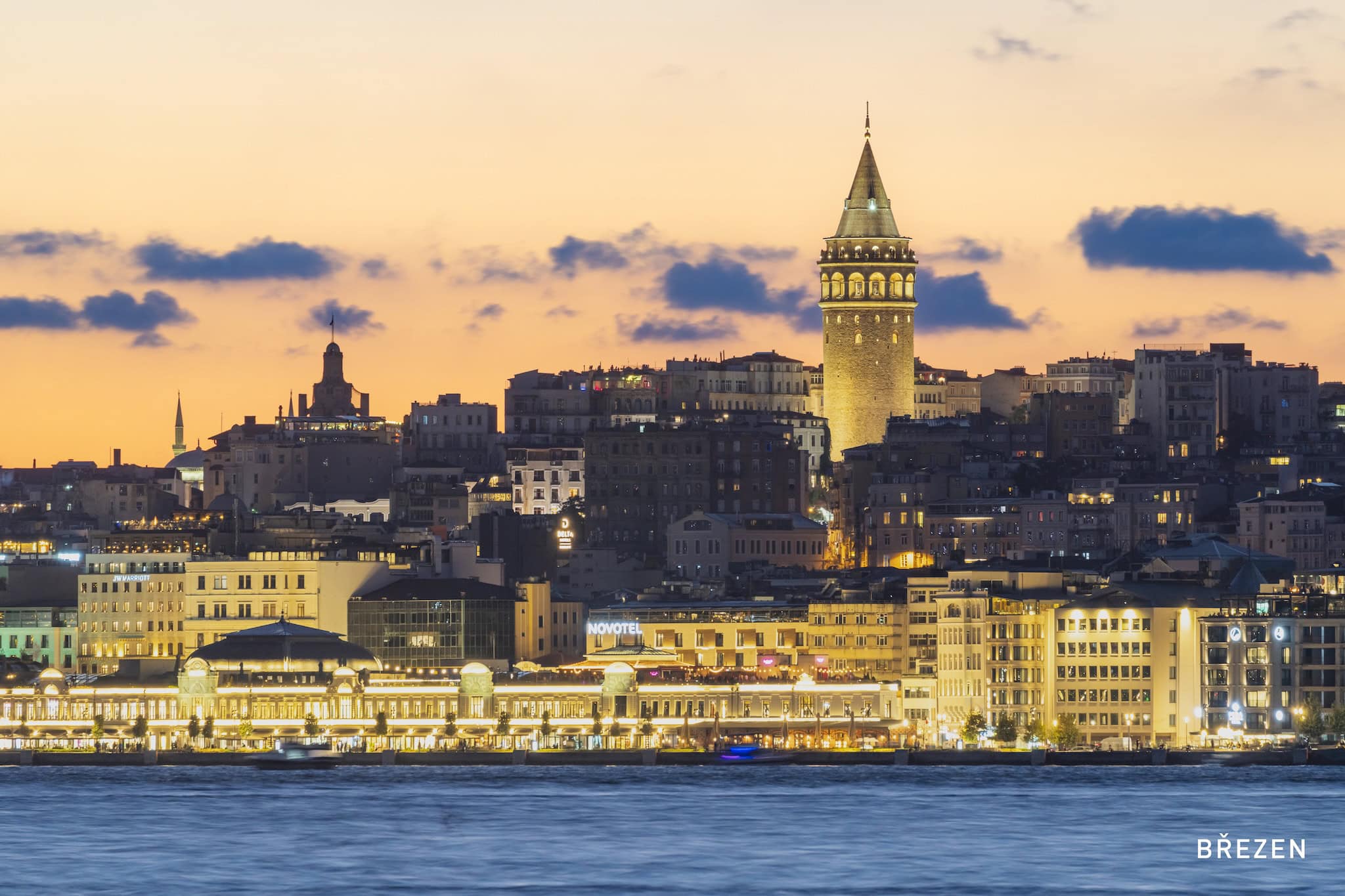 Březen: Galatská věž nad nábřežím při západu slunce, Istanbul, Turecko