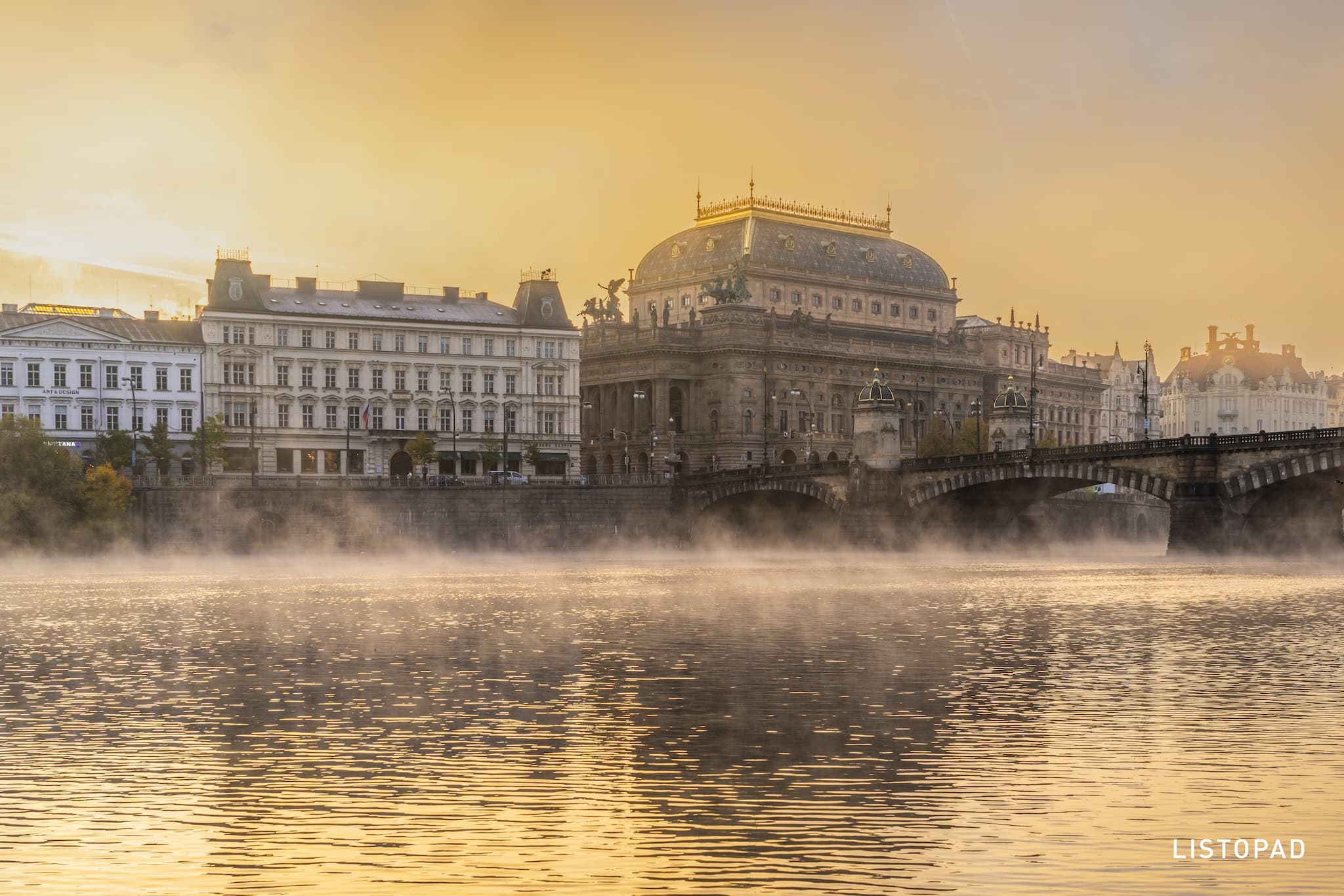 Listopad: Národní divadlo a Vltava v ranní mlze, Praha