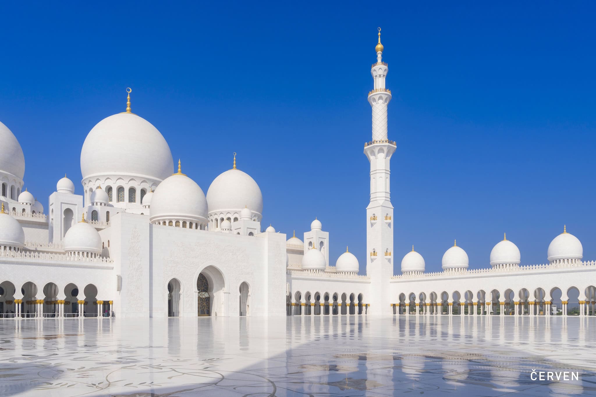 Červen: bílé mramorové nádvoří a kupole velké mešity, Abú Zabí, Spojené arabské emiráty