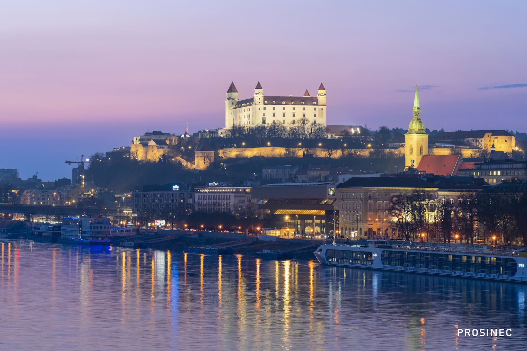 Prosinec: hrad nad Dunajem za soumraku, Bratislava, Slovensko