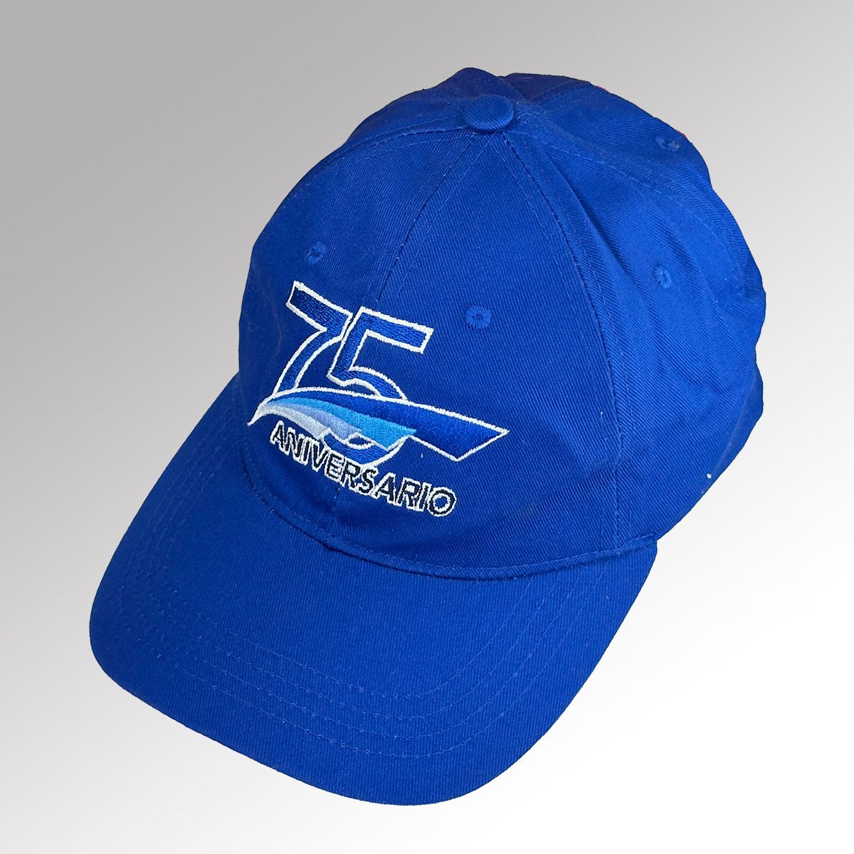 Gorra de gabardina azul rey con bordado al frente 75 ANIVERSARIO OMNIBUS