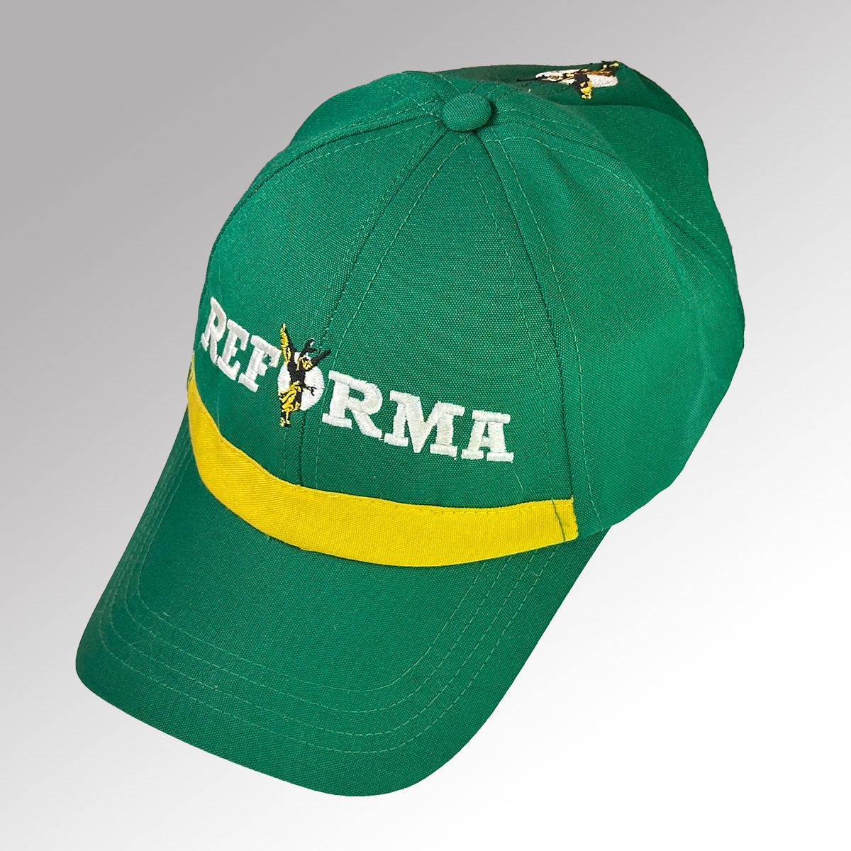 Gorra de tafetan verde con una linea añadida a los gajos frontales y dos bordados planos REFORMA