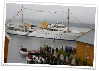 Kongeskipet KS Norge fortøyd ved kai i Hamnvik