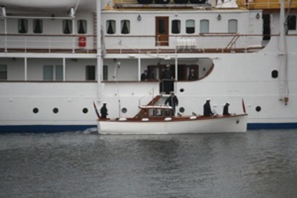 Sjaluppen legger ut fra kongeskipet