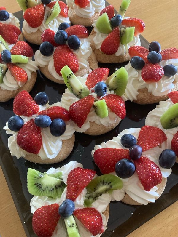 Fruktterter med jordbær, kiwi, blåbær og krem