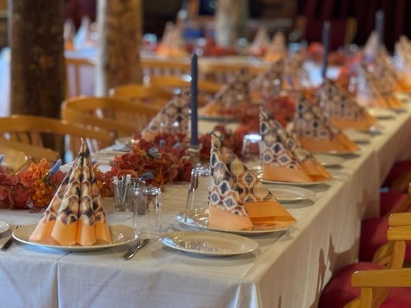 Fullt pyntet bursdagsbord sett ovenfra