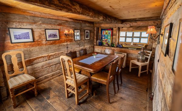 Interiør fra ene boden i 2. etasje med antikke møbler og farget glass