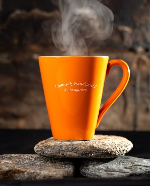Kaffekopp med Hamnvik Handelssted Donsegården-logo
