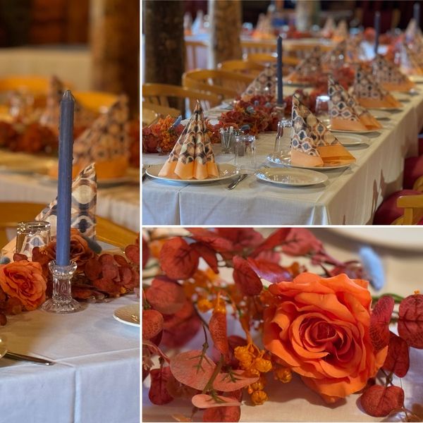 Bursdagspynting med oransje roser, blå lys og dekorative servietter