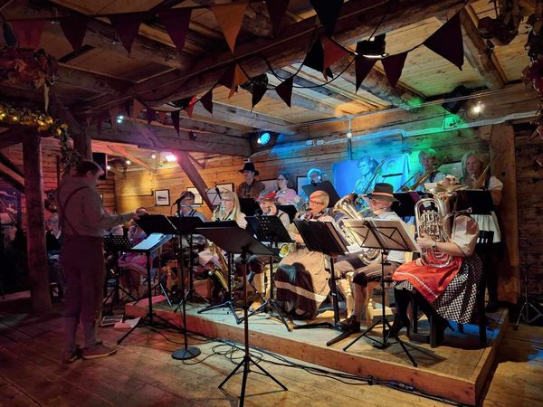 Ryblæs storband spiller på scenen under Oktoberfest