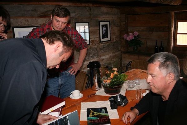 Studerer den flotte bygdeboka