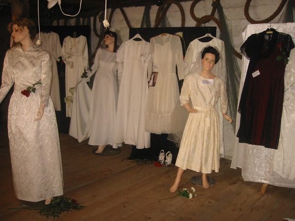 Brudekjoleutstilling i butikkjelleren
