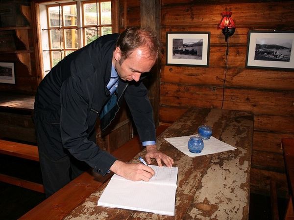 Giske skriver i gjesteboka