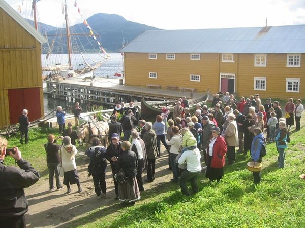 Prestene blir kjørt til kirka av Stall Meyer