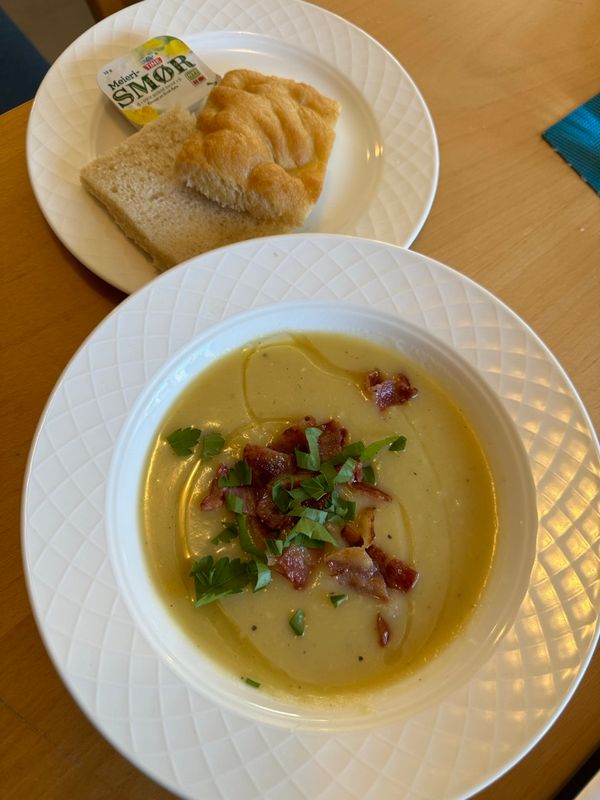 Potetsuppe toppet med sprø bacon og brød