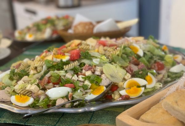 Stor salatbuffet med pasta, egg og kylling