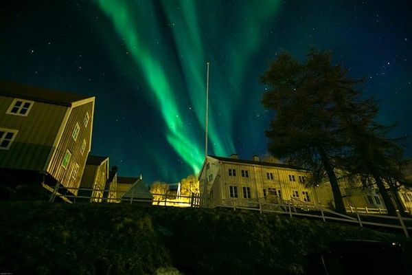 Nordlys over hovedhuset på handelsstedet