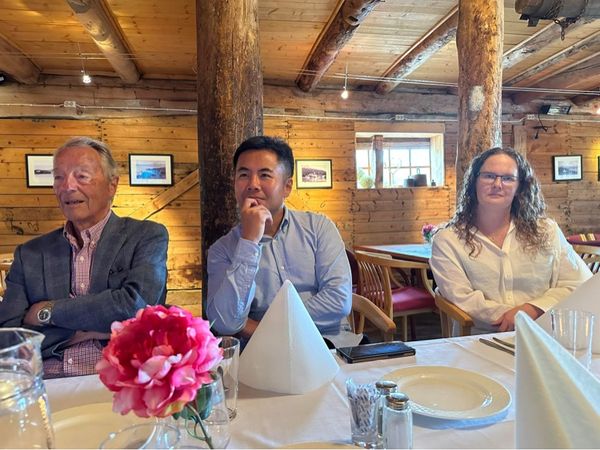 Lunsjgjester ved bordet i historiske lokaler