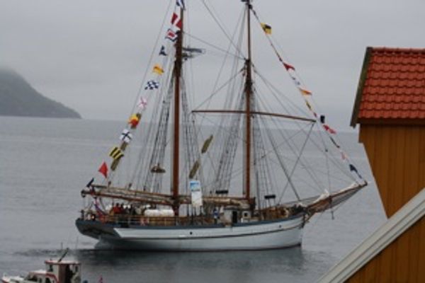 Flaggpyntet seilskute ved kai