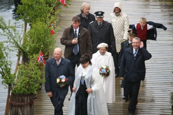 Kongeparet med følge går opp fra brygga
