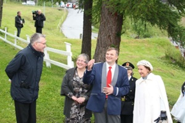 Dronning Sonja i samtale med lokale