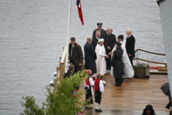 Kongeparet går i land på brygga