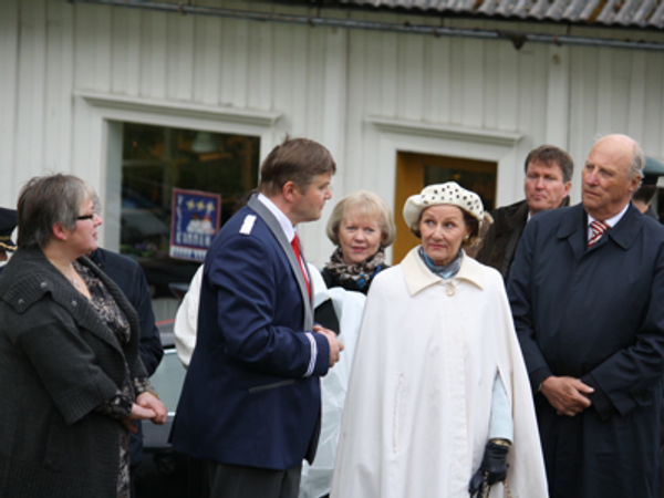 Kongeparet hilser på lokale representanter