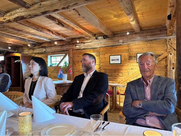 Ambassadørbesøk med middagsselskap i historiske lokaler