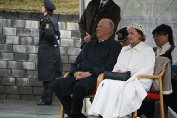 Kong Harald og Dronning Sonja i publikum