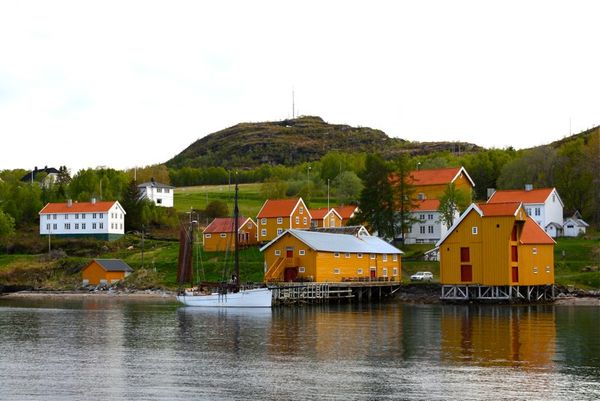 Hamnvik med Folkvang ved kai