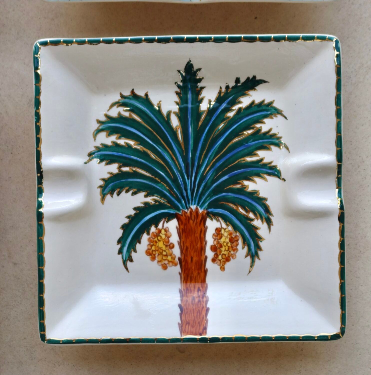 Cinzeiro Golden Palm Petróleo — Omni Pieces · Conceito ê