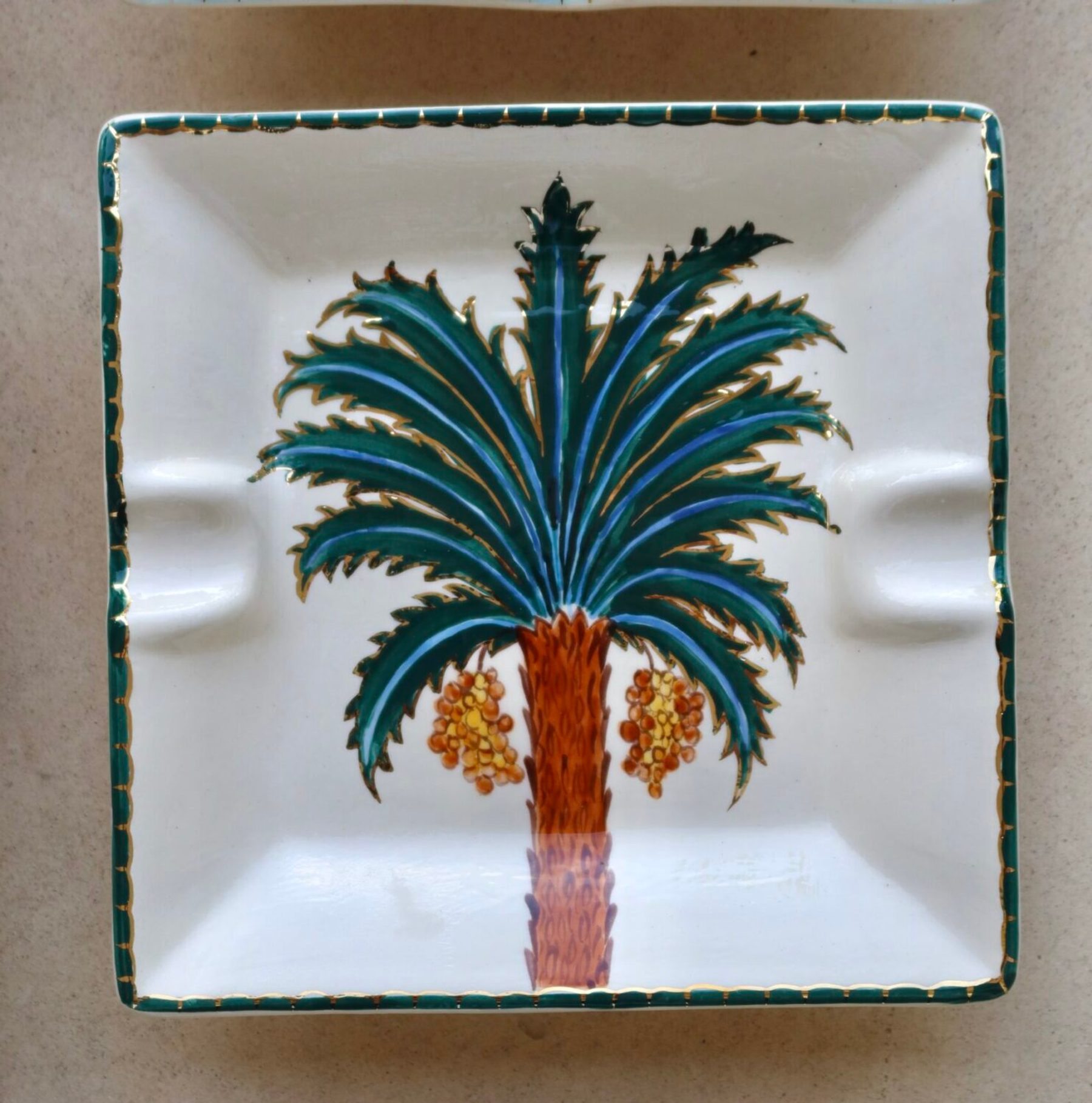 Cinzeiro Golden Palm Petróleo 3