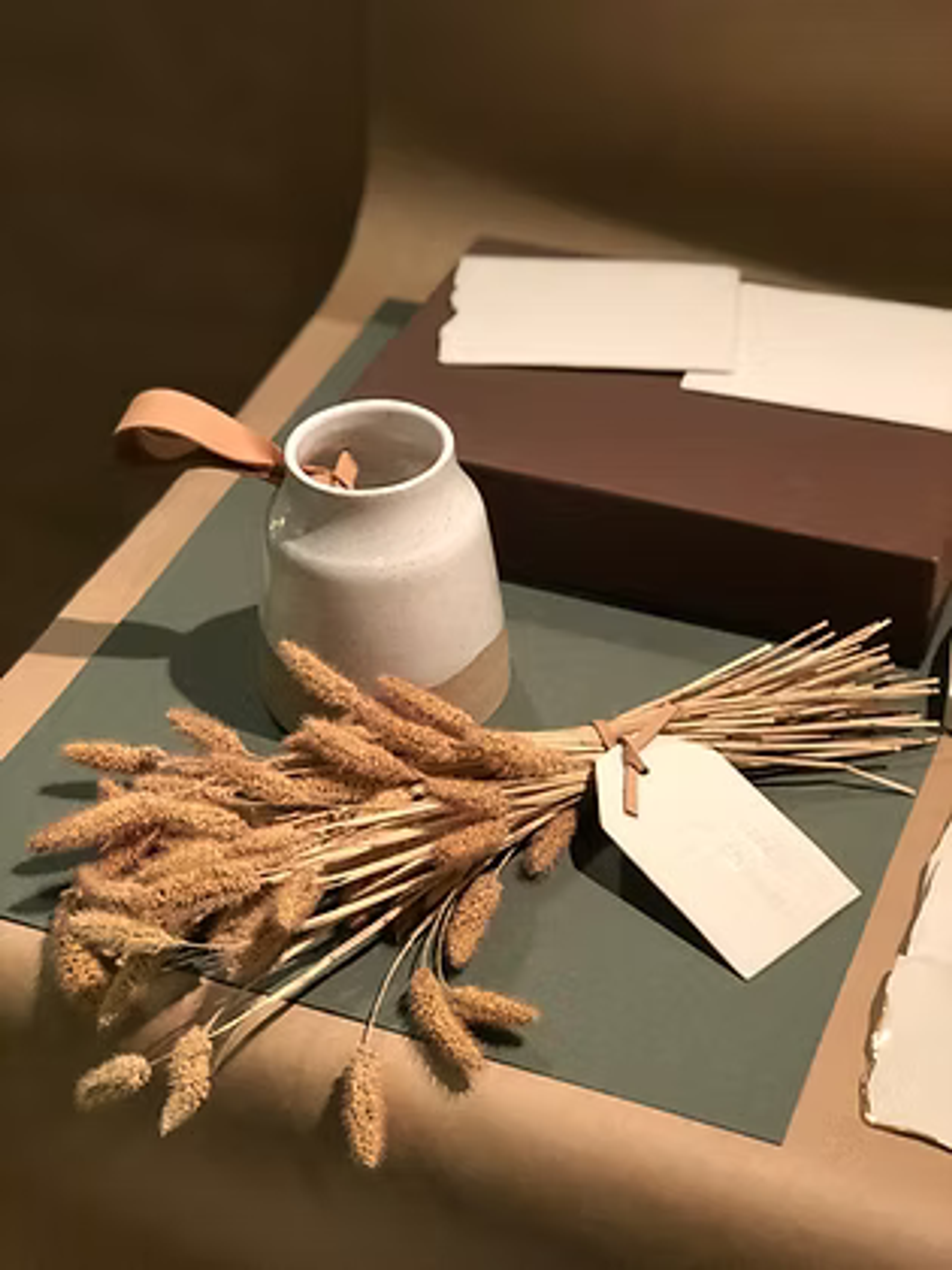 Vaso De Cerâmica Areia Com Couro - Mini 3