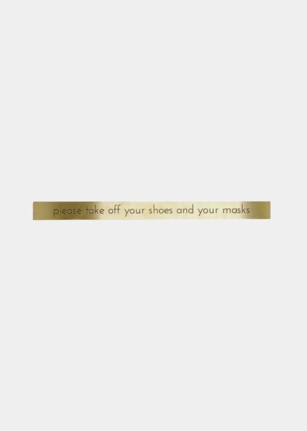 Placa Decorativa Em Latão "Please Take Off Your Shoes And Your Masks"
