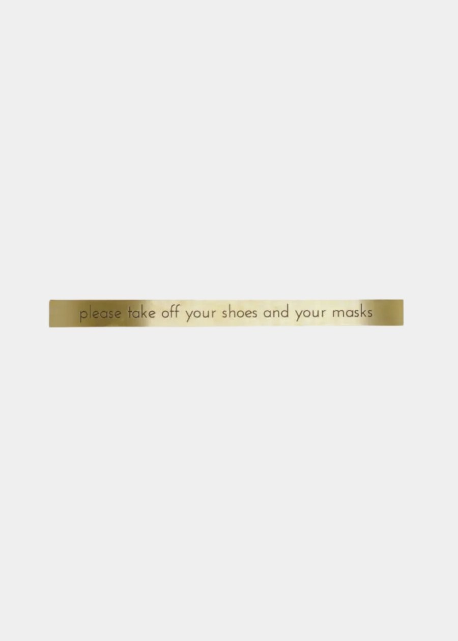 Placa Decorativa Em Latão "Please Take Off Your Shoes And Your Masks"