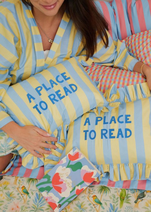 Almofada A Place To Read - Collab Rouparia Carioca